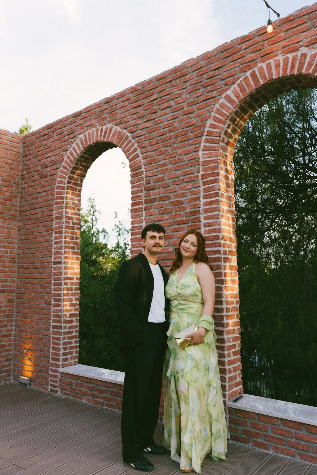 Bedirhan ve Rabia tuğla kemerlerin önünde